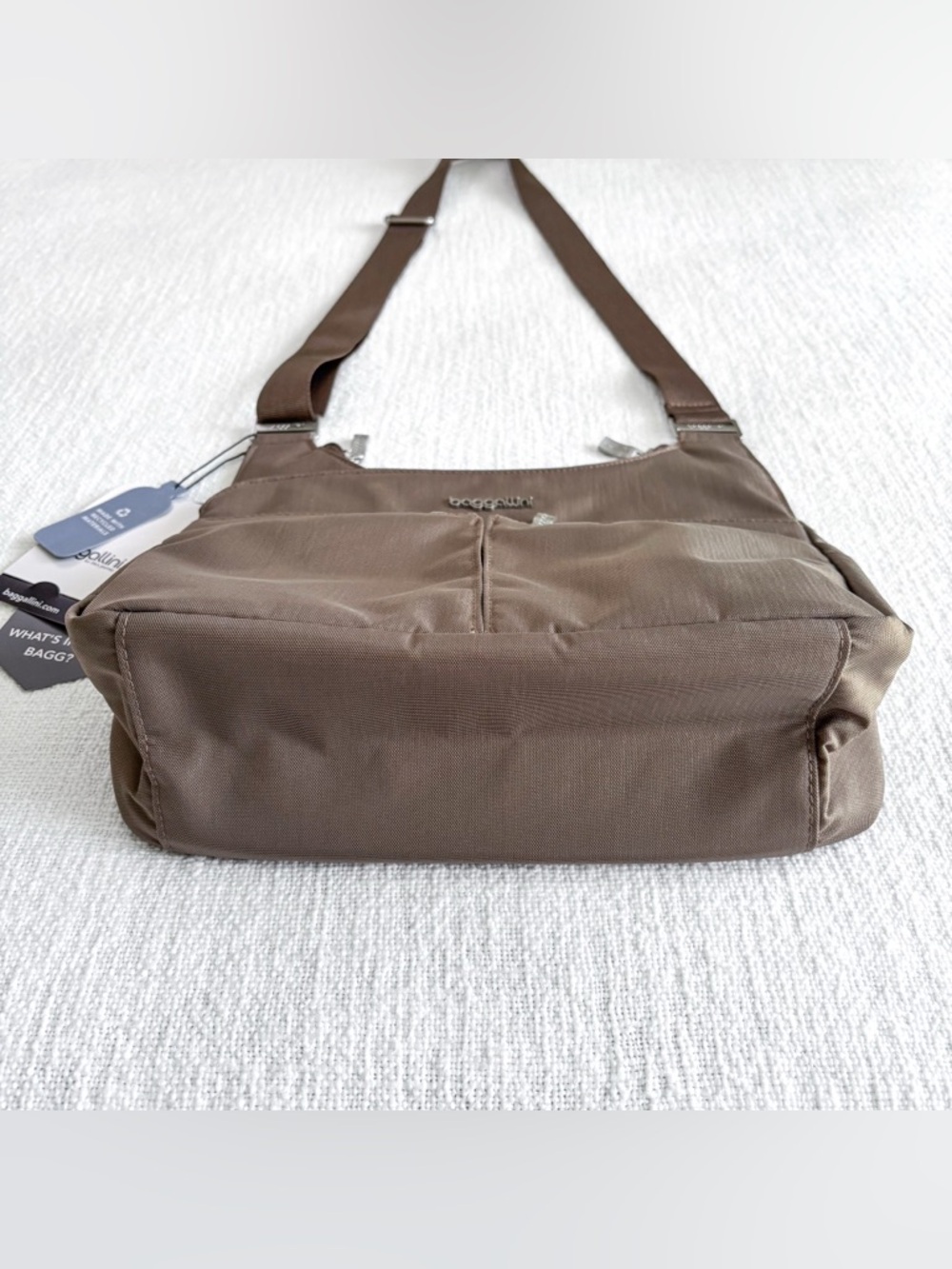 Baggallini cross over crossbody. - Picture 5 of 16